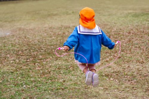 子どもが縄跳びをすると嬉しい効果が 親子で楽しむ新時代の縄跳びグッズを紹介